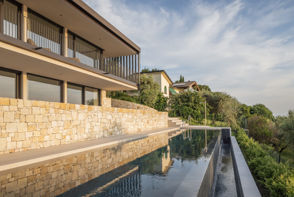 Una nuova villa dall’atmosfera contemporanea sul Garda